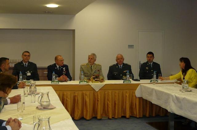 Generál Pavel při setkání s příslušníky velitelství komponentu E3A. Vedle něho generálmajor Andrew M. Mueller, velitel E3A komponentu