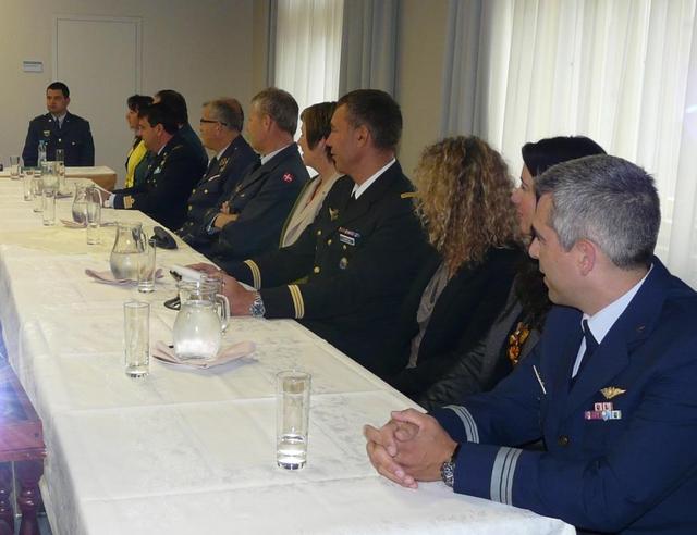 Příslušníci z jednotlivých zemí zastoupených na základně v Geilenkirchenu se živě zajímali o dění v českých vzdušných silách. V čele stolu major Milan Vojáček, jeden z osmi Čechů působících na palubách letounů AWACS