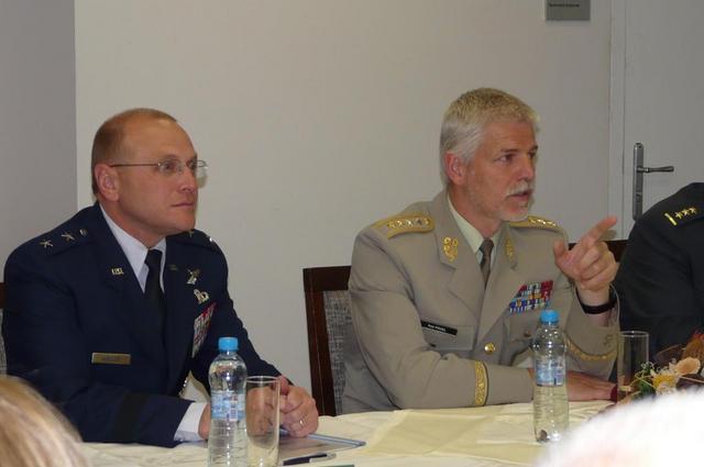 Generál Pavel odpovídá na dotazy zahraničních návštěvníků z velitelství komponentu E3A