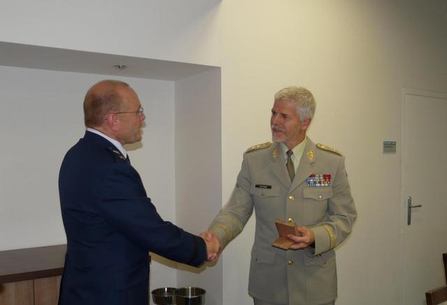 Generál Petr Pavel s generálem Andrew M. Muellerem