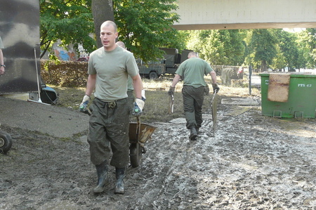 Přes 510 vojáků nadále pomáhá s odstraňováním následků povodní