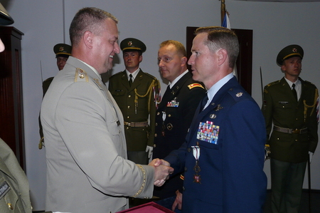 Američtí důstojníci obdrželi české vyznamenání