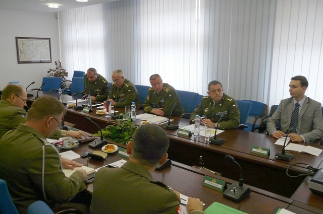 Záběr z jednání česko-polské skupiny pro vojenskou spolupráci