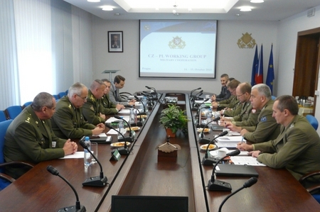 Záběr z jednání česko-polské skupiny pro vojenskou spolupráci