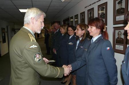 Generál Pavel ocenil lékaře, zdravotníky a posádky letounů