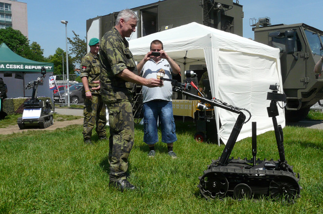 Ženijní robot TALON přivítal generála Malenínského kornoutem zmrzliny