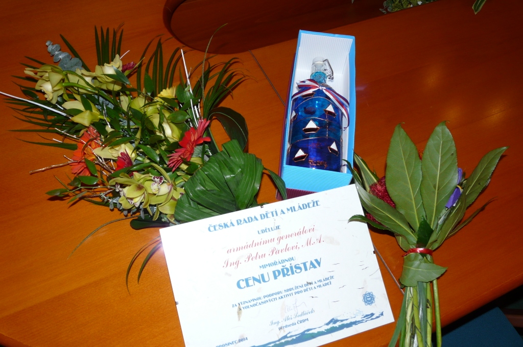 Cena „Přístav“ má podobu umně zdobené trosečnické láhve a pamětního listu. Uvnitř láhve se skrývá poselství pro další generace.