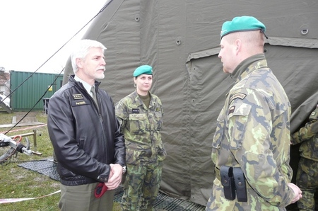 Generál Pavel navštívil o vánočních svátcích vojáky ve Vrběticích 