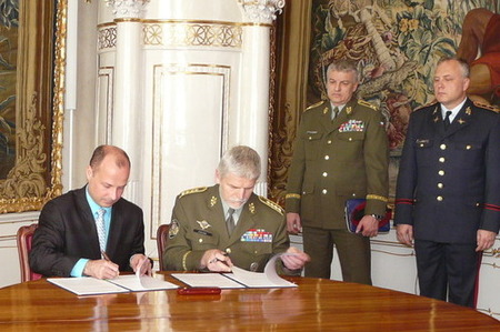 Č. účtu 44665522/0800 VS 918 – to je Vojenský fond solidarity. Bude pomáhat vojákům a jejich blízkým, kteří se ocitli v tíživé situaci 