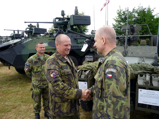 Generálporučík Baloun se zdraví s jedním z vojáků u statických ukázek AČR