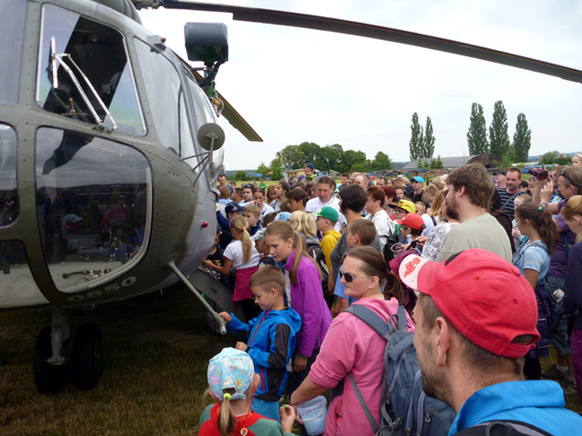 Vrtulník Mi-17 v trvalém obležení návštěvníků leteckého dne v Rakovníku