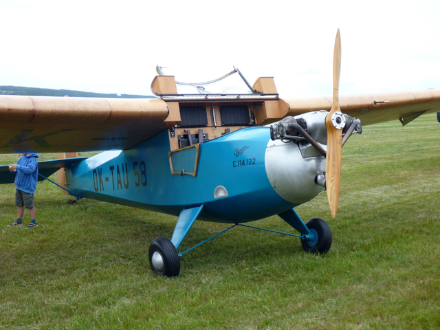 Unikátní pohled na předválečný turistický letoun Praga E-114 Air Baby s otevřeným kokpitem