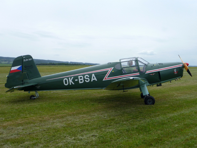 Zlín 381 přezdívaný basa na letišti v Rakovníku