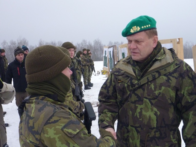 General Becvar congratulating the soldiers on results of live fire practicing