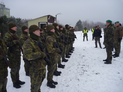 Generál Bečvář hovoří s novými příslušníky aktivní zálohy na střelnici