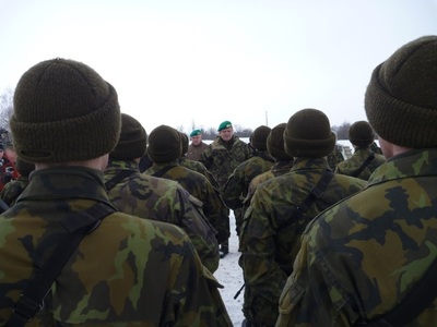 Generál Bečvář pozdravil nové vojáky během kurzu základní přípravy ve Vyškově