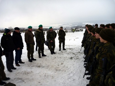 Generál Bečvář během diskuze s vojáky