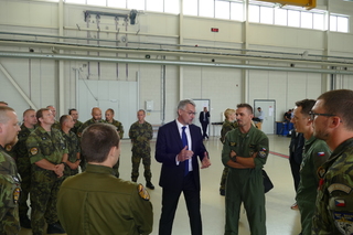 Informal discussions between Minister Metnar and Czech Air Force personnel