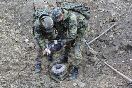 Ženisté musí zvládat práci s trhavinami i ničit objekty