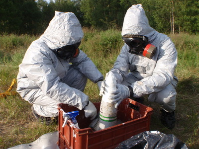 Než chemickou munici zlikvidují, vystřídají se na ní čtyři specializované týmy 