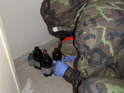 Specialista EOD provádí delaboraci nástražného výbušného zařízení