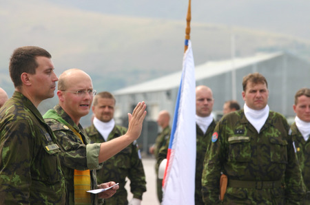 Plukovník gšt. Jaroslav Knichal žehná vlajce a vojákům, kteří odcházejí sloužit na zahraniční misi