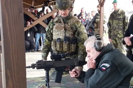 Prezident Miloš Zeman zavítal za vojáky do Žatce