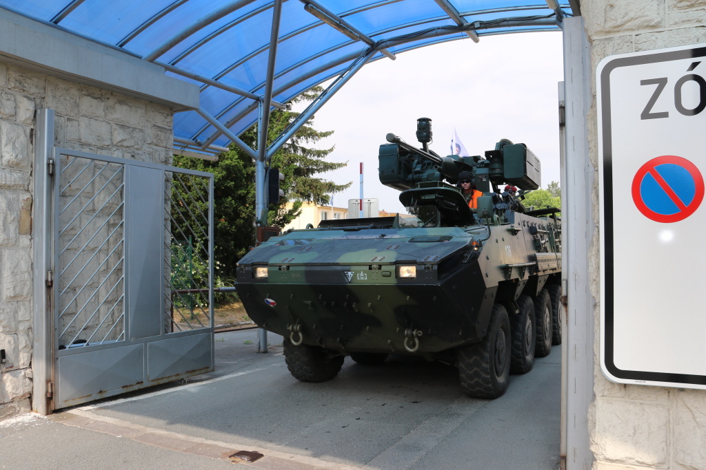 Pandur při vyjíždění ze základny ve Staré Boleslavi