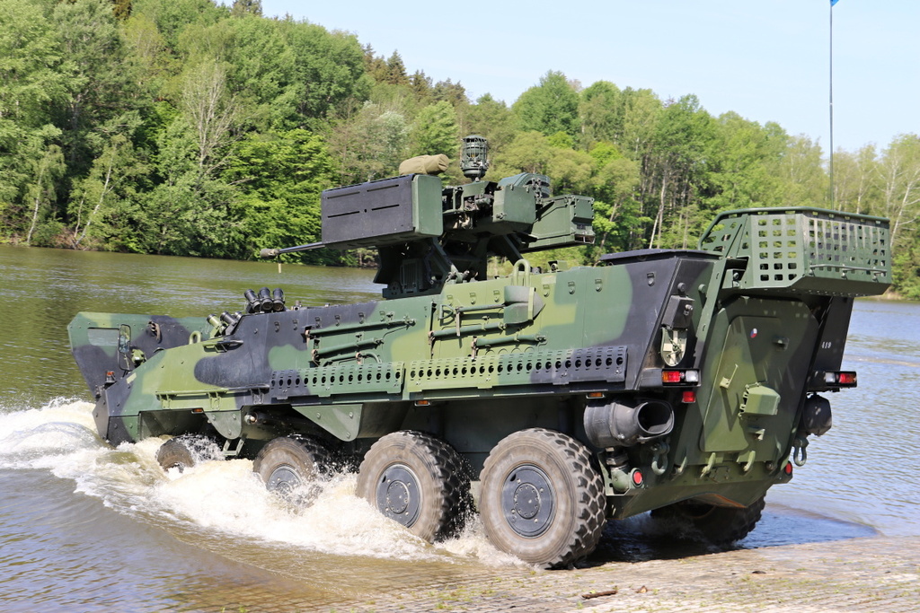 Pandur se připravuje na překonání vodní překážky