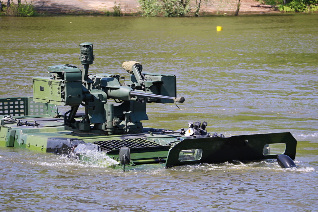 Pandur se zvednutým vlnolamem