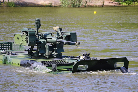 Pandur se zvednutým vlnolamem