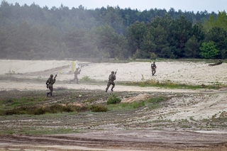 Jednotka rychlé reakce QRF se spěšně přesouvá do protiútoku