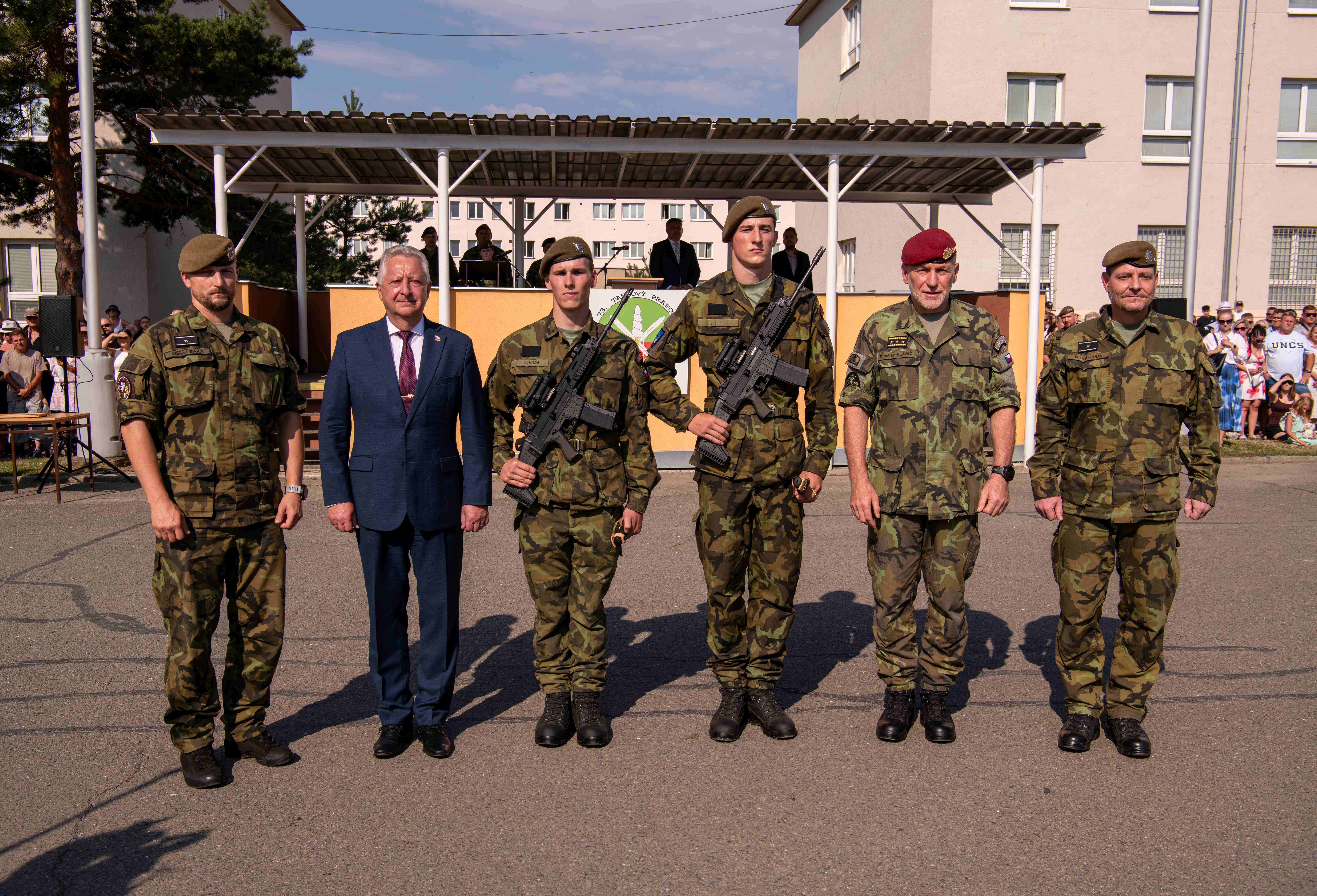 Společná fotografie ministra s nejlepšími účastníky kurzu DVC a velením Armády ČR