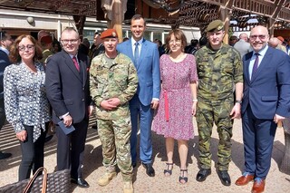 Společná fotografie se zástupci Ministerstva obrany a zahraničních věcí
