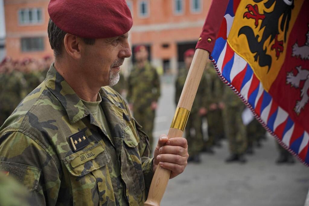 Končící velitel 43. výsadkového pluku předává bojový prapor