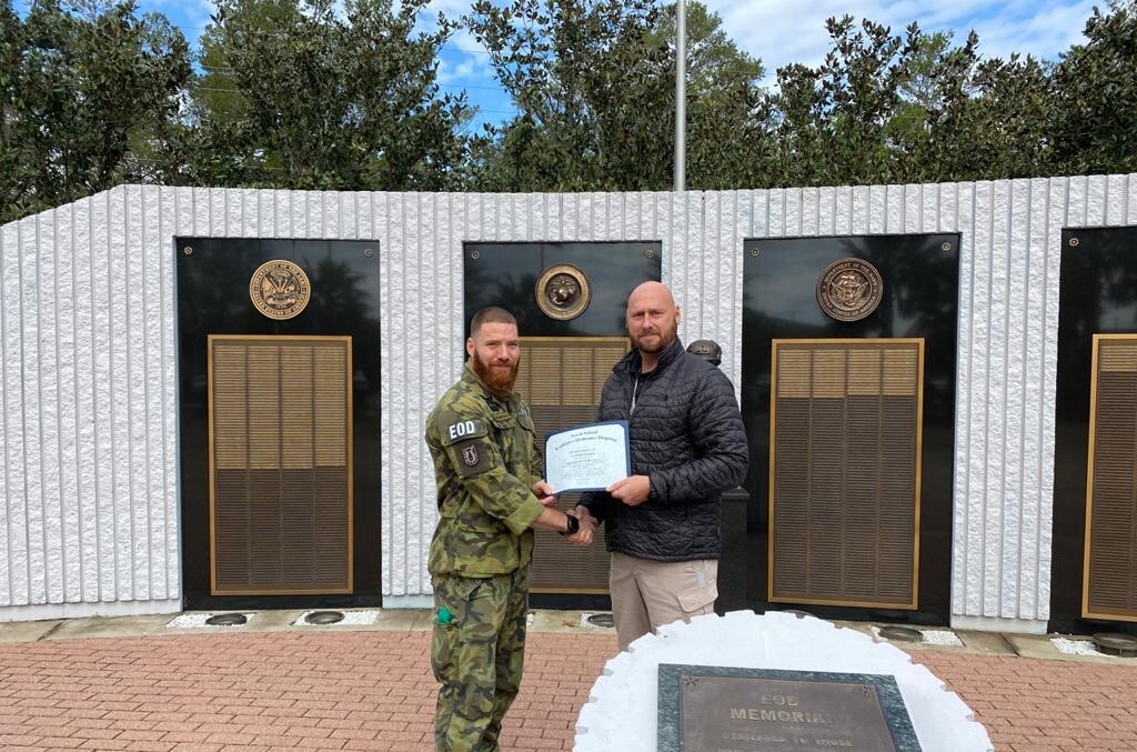 Předávání certifikátu o absolvování kurzu. Na fotografii IMSO (International Military Students Officer) Joseph Severino a Radek Michalka 