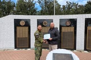 Předávání certifikátu o absolvování kurzu. Na fotografii IMSO (International Military Students Officer) Joseph Severino a Radek Michalka 