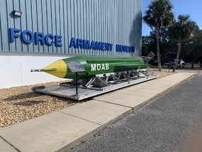 GBU-43/B MOAB (Massive Ordnance Air Blast bomb) - druhá největší řízená puma na světě (pro představu 8500 kg trhaviny), přezdívaná Mother of All Bombs