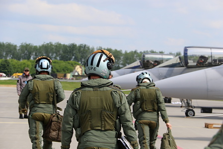 Piloti přicházející ke svým strojům