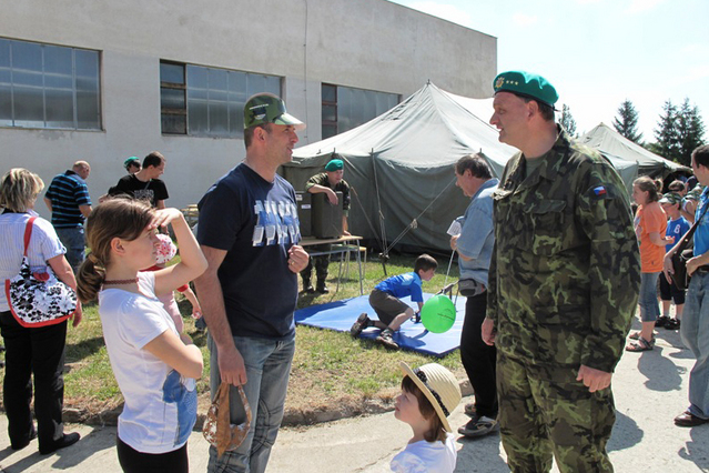 Plk. Ňachaj v rozhovoru s návštěvníky 