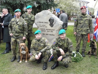 V obci Malá Skála odhalili pomník Čestmíru Šikolovi, radistovi paraskupiny Clay