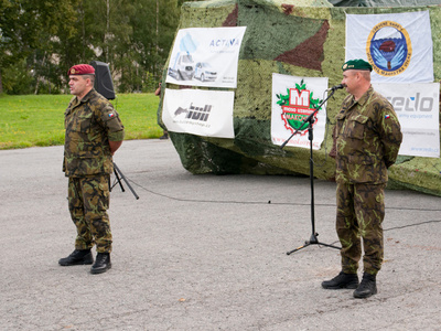 Plukovník René Sabela společně s podplukovníkem Pavlem Hriníkem zahájili VII. ročník Soutěže průzkumných hlídek.