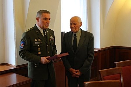 Válečný veterán plukovník Jan Ihnatík oslavil 95. narozeniny