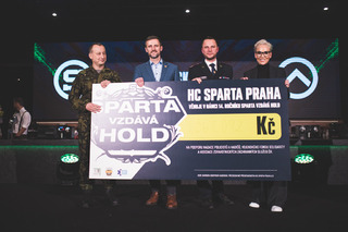 Plukovník Robert Speychal, ředitel odboru pro válečné veterány a válečné hroby, převzal spolu s ostatními šek na podporu nadace