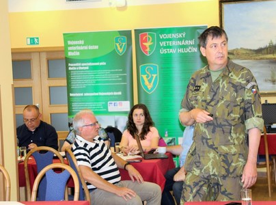 Plukovník Žákovčík během prezentace práce vojenských veterinářů