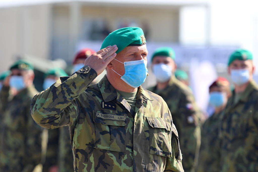 Plukovník Petr Svoboda, velitel 7. mechanizované brigády velel úvodní přehlídce. 