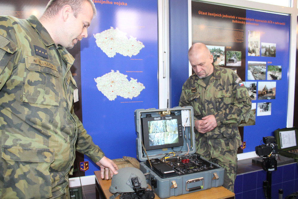 Inspecting the Czech EOD units equipment (1)