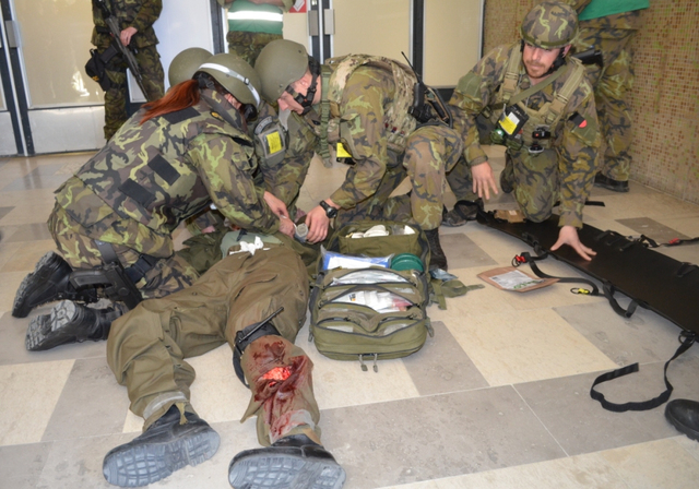 Po raketovém napadení základny museli vojáci ošetřit těžce raněného