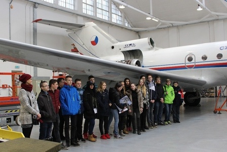 Pod křídlo se vejde celá třída