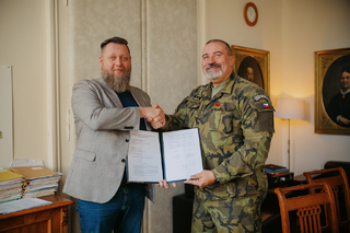 Podepsané memorandum se starostou Příbrami Janem Konvalinkou (vlevo) a genmjr. Lipkou